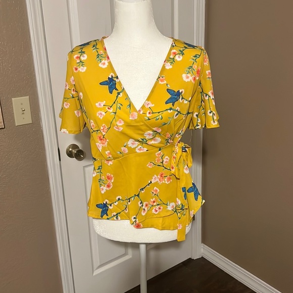 Tops - Yellow print wrap shirt